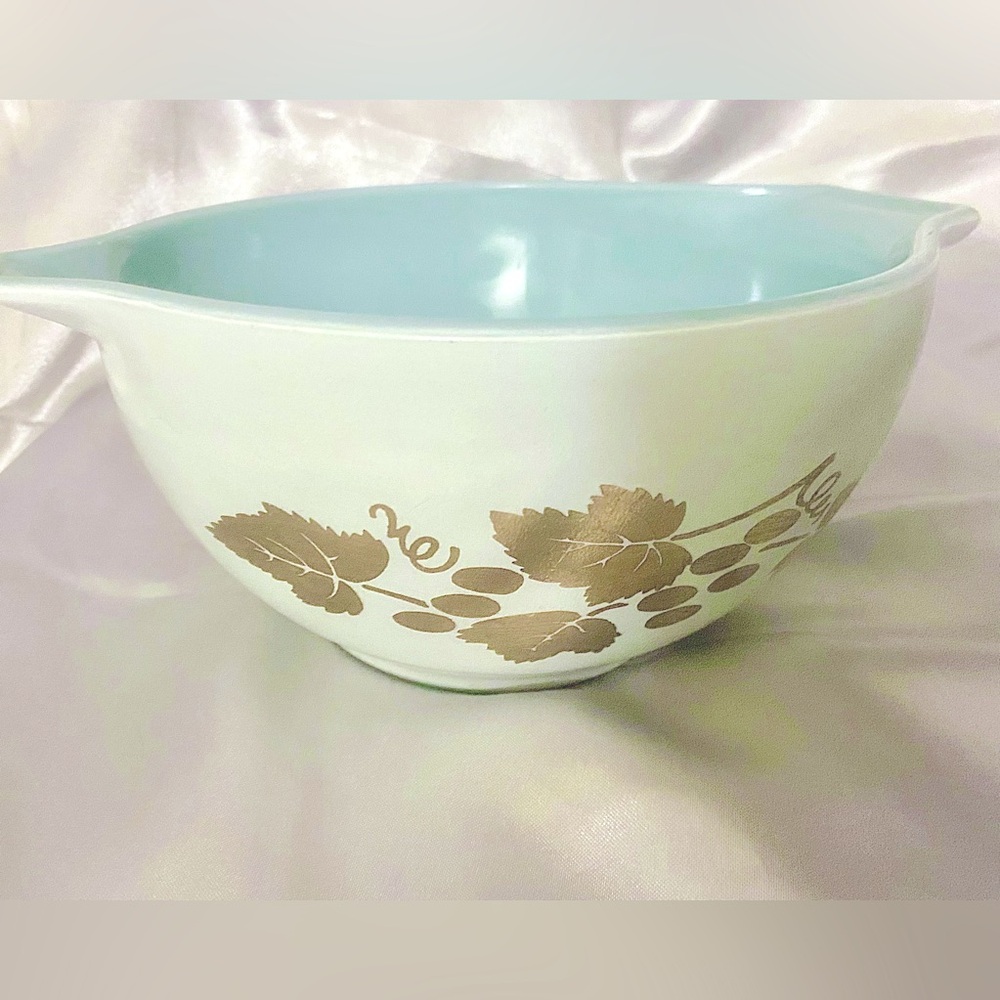 Pint dip bowl Pyrex Golden Leaves and Delphite Blue